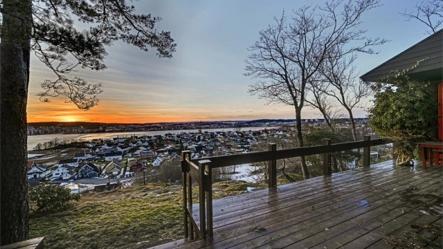 Stemningsfull kveldshygge med fantastisk utsikt over fjorden og byens lys.