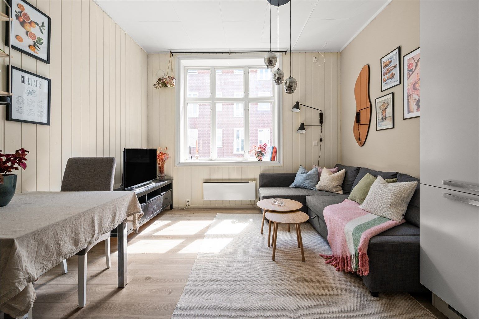 Leiligheten har en romslig stue med  store vindusflater som slipper inn rikelig med lys og skaper en god atmosfære. Den gode utformingen gjør at rommet enkelt kan innredes etter eget ønske og behov. 