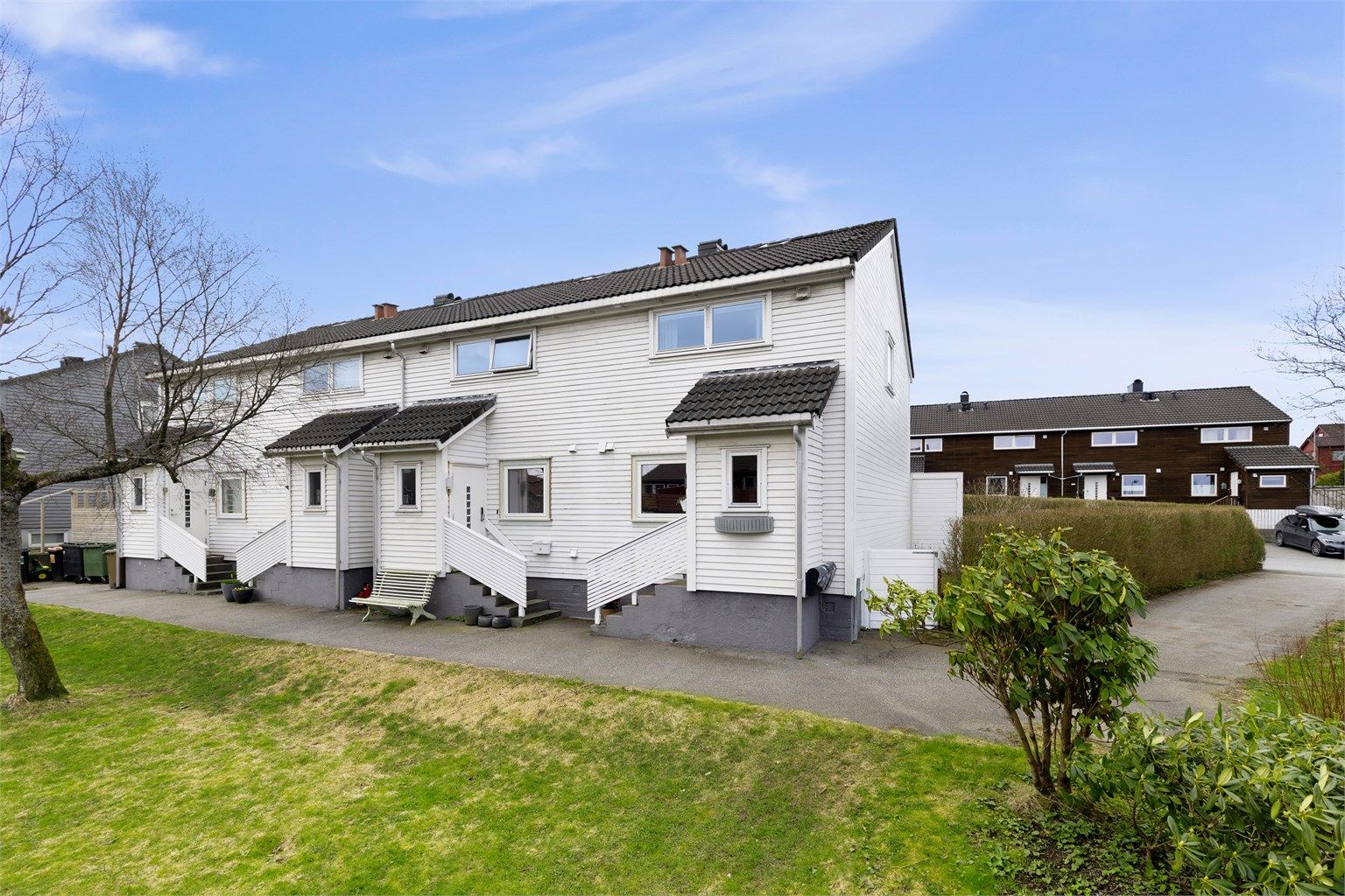 Velkommen til Bøkeveien 2A! Et innholdsrikt enderekkehus beliggende i en rolig og trafikkstille gate på populære Byhaugen.