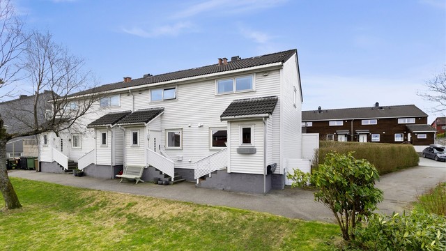 Velkommen til Bøkeveien 2A! Et innholdsrikt enderekkehus beliggende i en rolig og trafikkstille gate på populære Byhaugen.