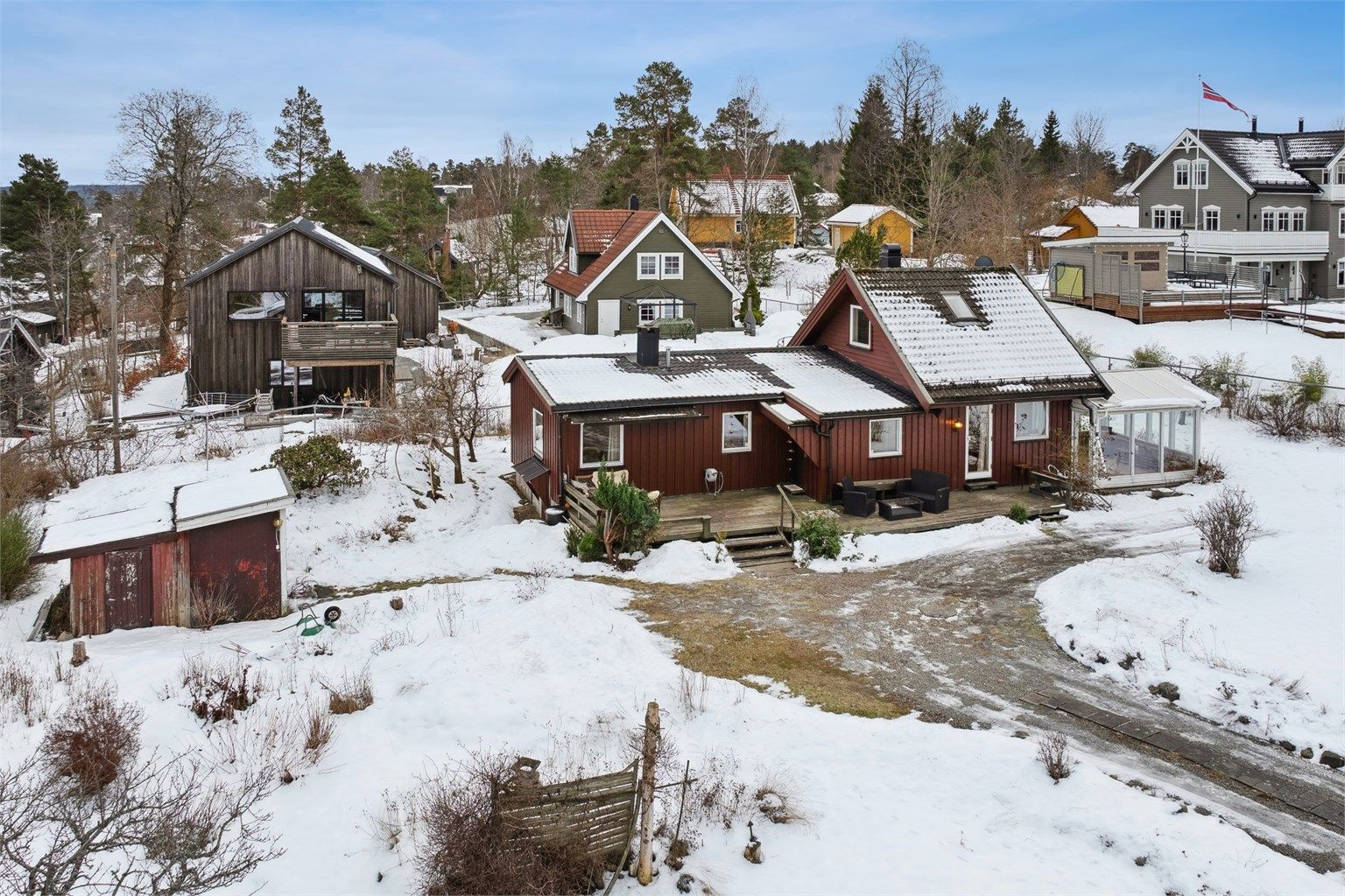 Populært og barnevennlig boområde med kort vei til barnehager, barneskole,  sjøen, samt skog og mark