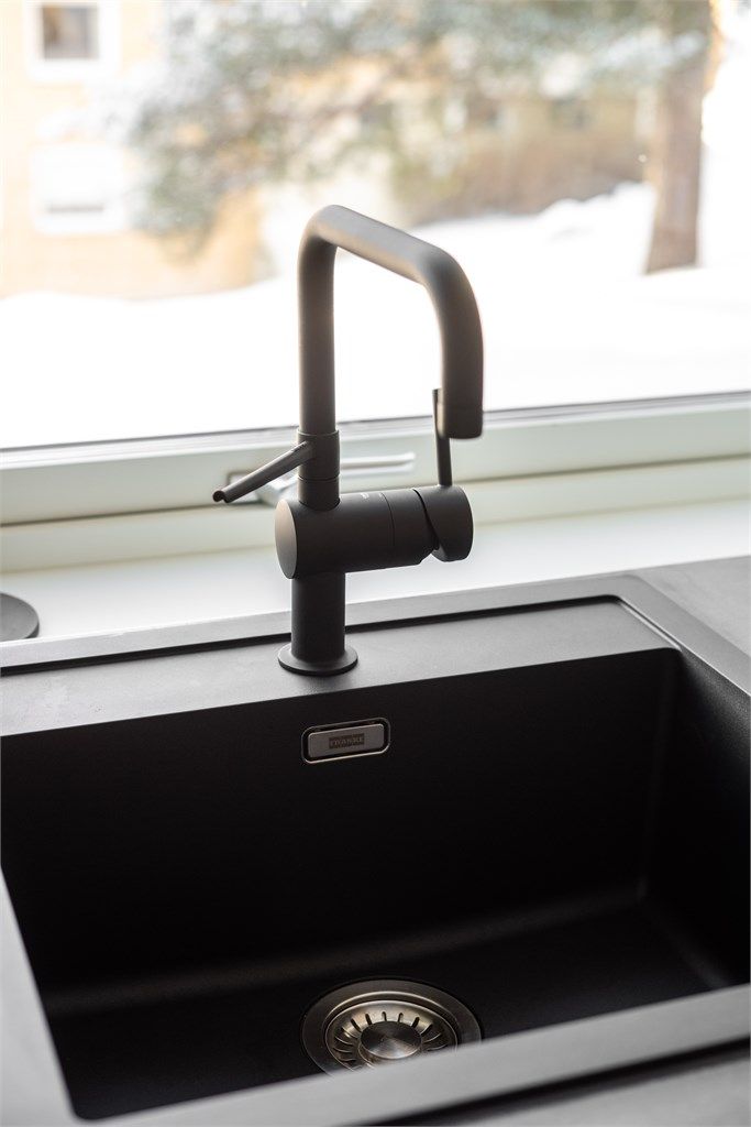 Benkeplaten i laminat har en nedfelt oppvaskkum i kompositt med ett-greps armatur.