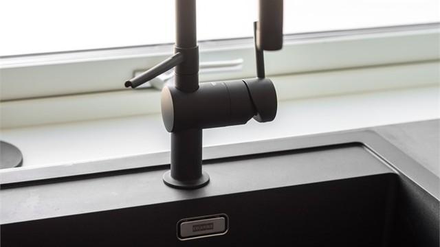 Benkeplaten i laminat har en nedfelt oppvaskkum i kompositt med ett-greps armatur.