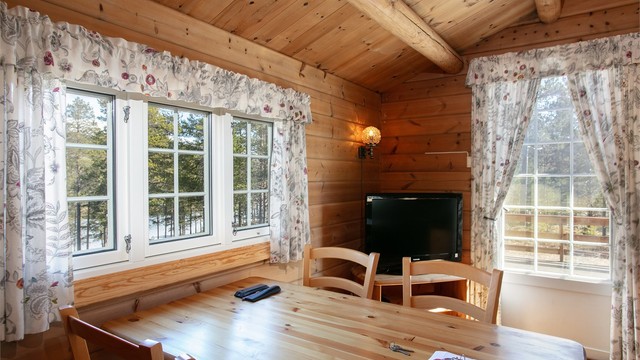Spiseplassen er plassert ved vinduet, med utsikt mot naturen utenfor