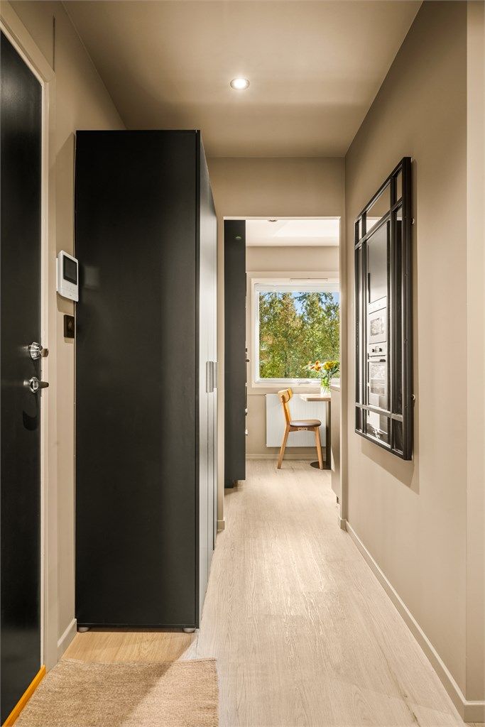 Velkommen inn! Entréen har downlights og en sikkerhetsdør med brannklasse B30 og lydklasse 35dB.