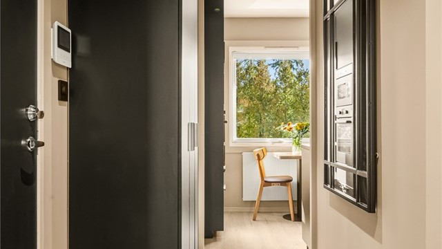 Velkommen inn! Entréen har downlights og en sikkerhetsdør med brannklasse B30 og lydklasse 35dB.