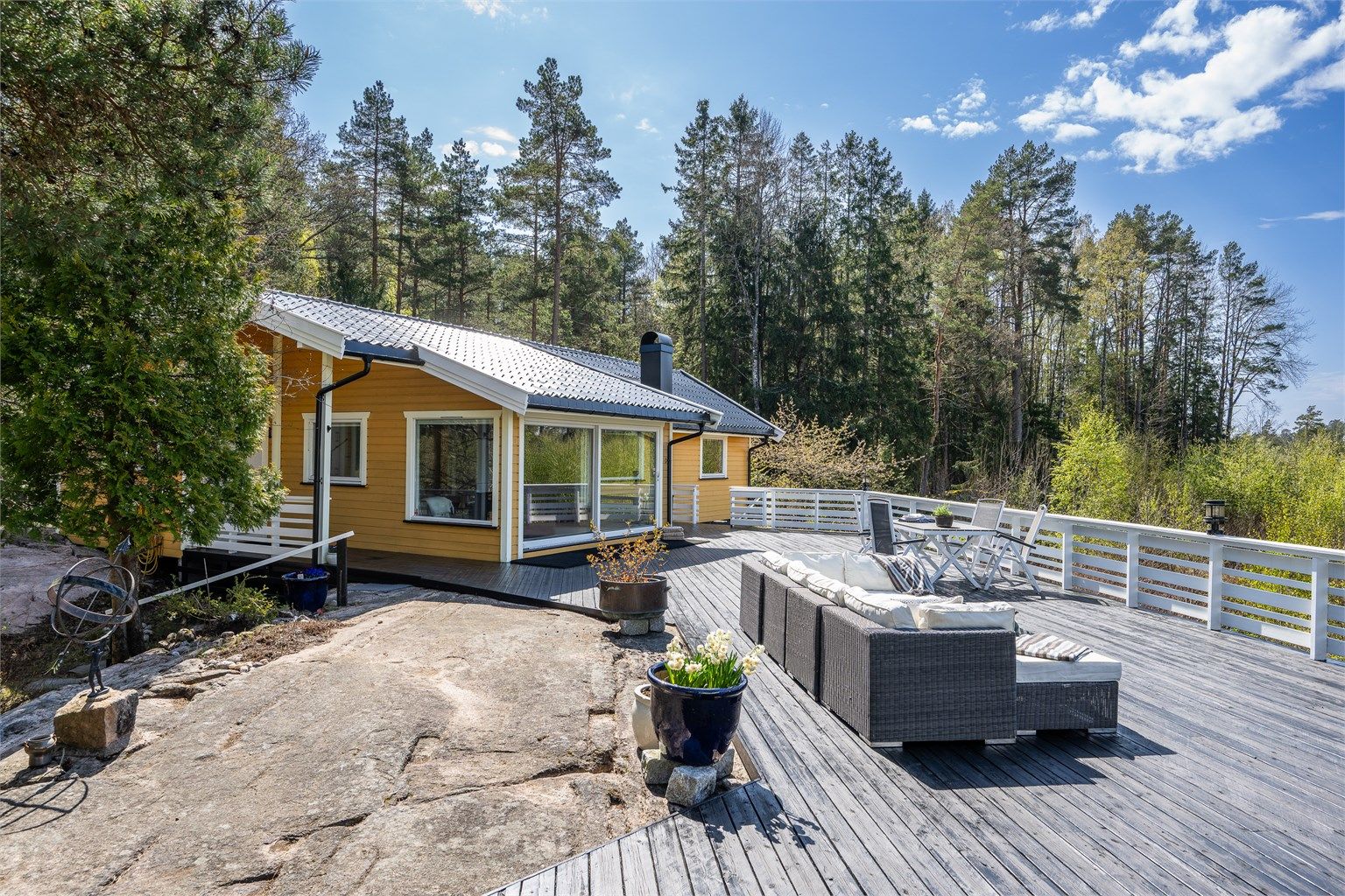Denne sjarmerende fritidsboligen ligger usjenert og fredelig til, nærmest som en privat idyll 