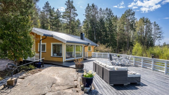 Denne sjarmerende fritidsboligen ligger usjenert og fredelig til, nærmest som en privat idyll