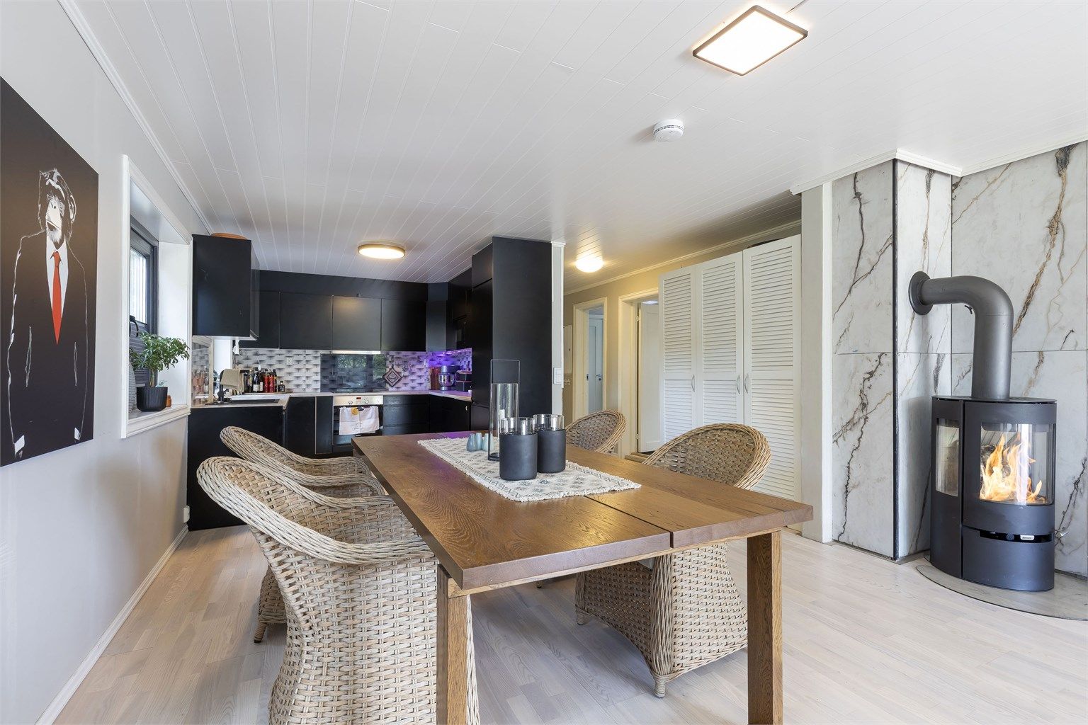 Kjøkken i 1. etasje fra ca. 2021/2022. Åpen løsning med innredning med slette fronter.