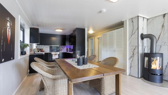 Kjøkken i 1. etasje fra ca. 2021/2022. Åpen løsning med innredning med slette fronter.