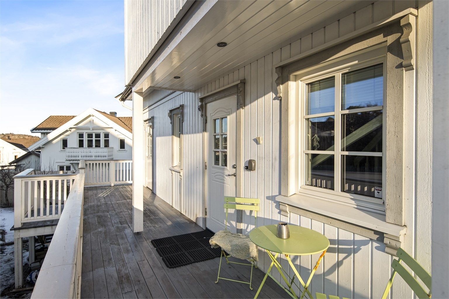 Ved inngangssiden er det opparbeidet en større terrasse - en ypperlig plass for å slappe av med en kaffekopp.