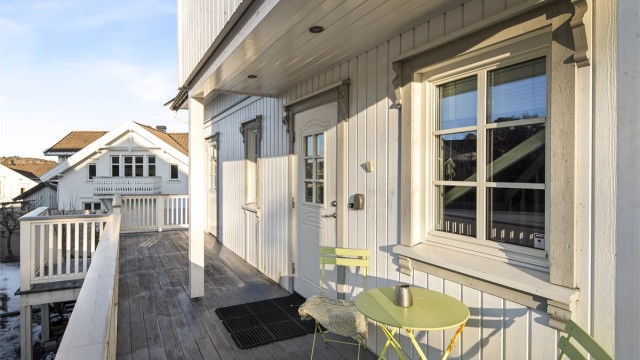 Ved inngangssiden er det opparbeidet en større terrasse - en ypperlig plass for å slappe av med en kaffekopp.