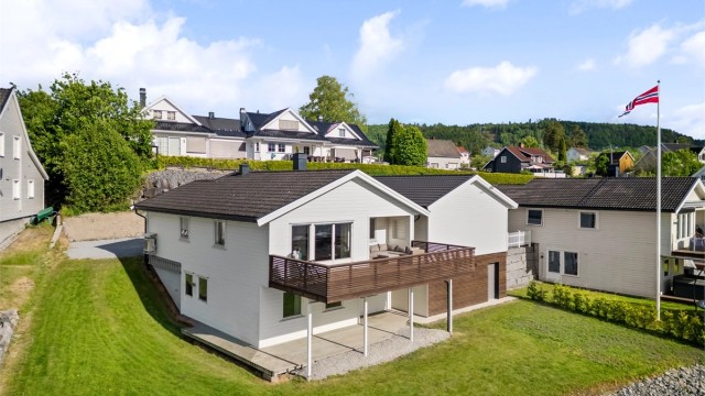 Velkommen til Elvebakken 12 ! Foto: Ole Thorgeir Solheim Thoresen