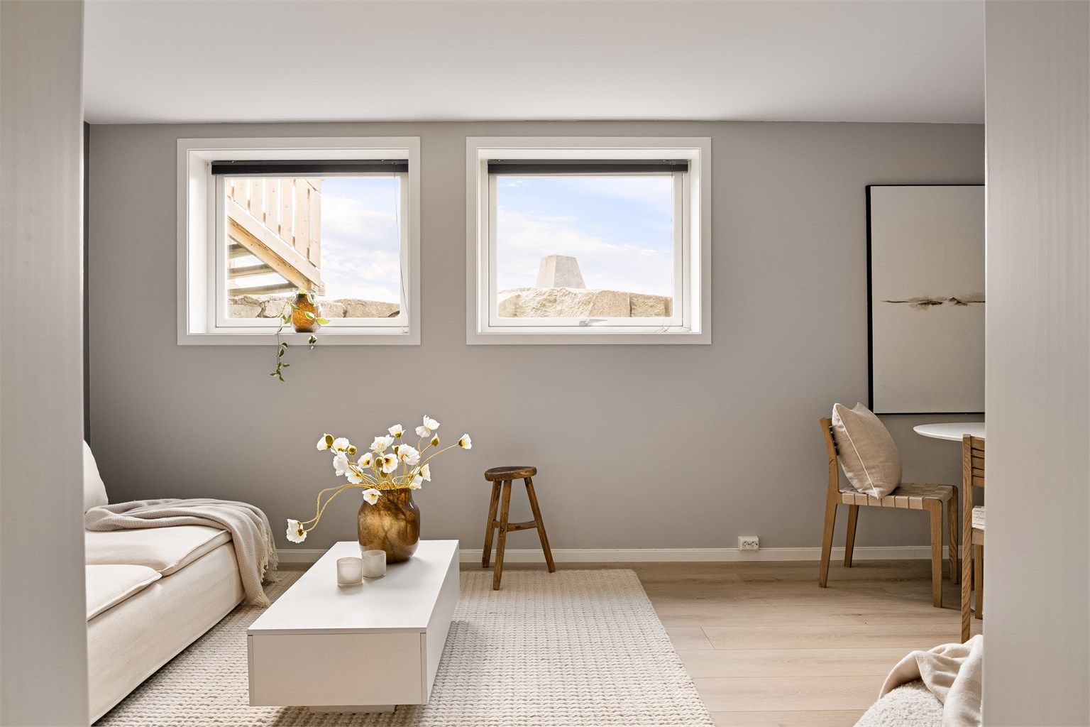 Alle hybelens vinduer og dører er også fra 2019.