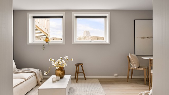 Alle hybelens vinduer og dører er også fra 2019.