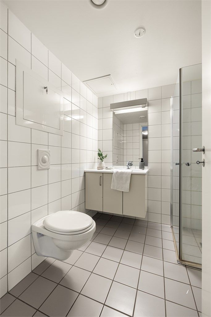 Flislagt bad med varmekabler i gulvet for økt komfort.