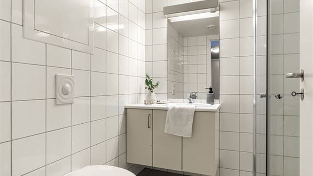 Flislagt bad med varmekabler i gulvet for økt komfort.