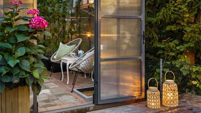 Tilgang til et frittstående drivhus på 9 kvm med belegningsstein på gulv og innlagt strøm/strømuttak, mellom boligen og garasjen.