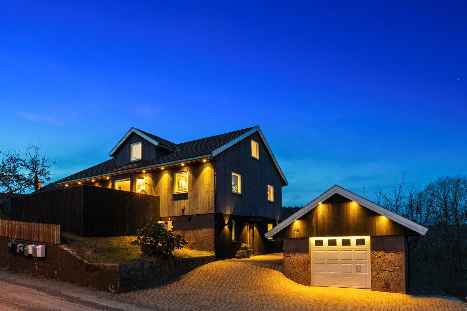 Velkommen til denne innholdsrike eneboligen på Hellemyr - presentert av Jon Fadnes i Krogsveen. En oppgradert bolig med opparbeidet hage og hybel med gode leieinntekter. 
