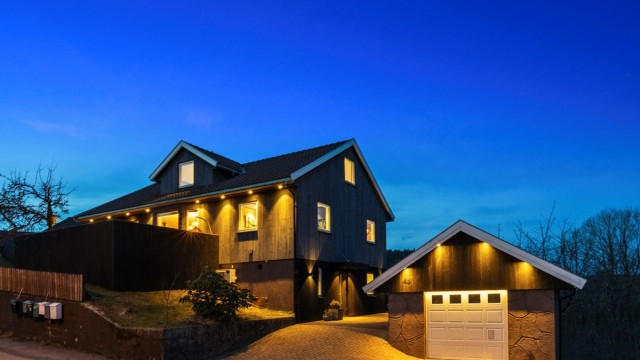 Velkommen til denne innholdsrike eneboligen på Hellemyr - presentert av Jon Fadnes i Krogsveen. En oppgradert bolig med opparbeidet hage og hybel med gode leieinntekter.