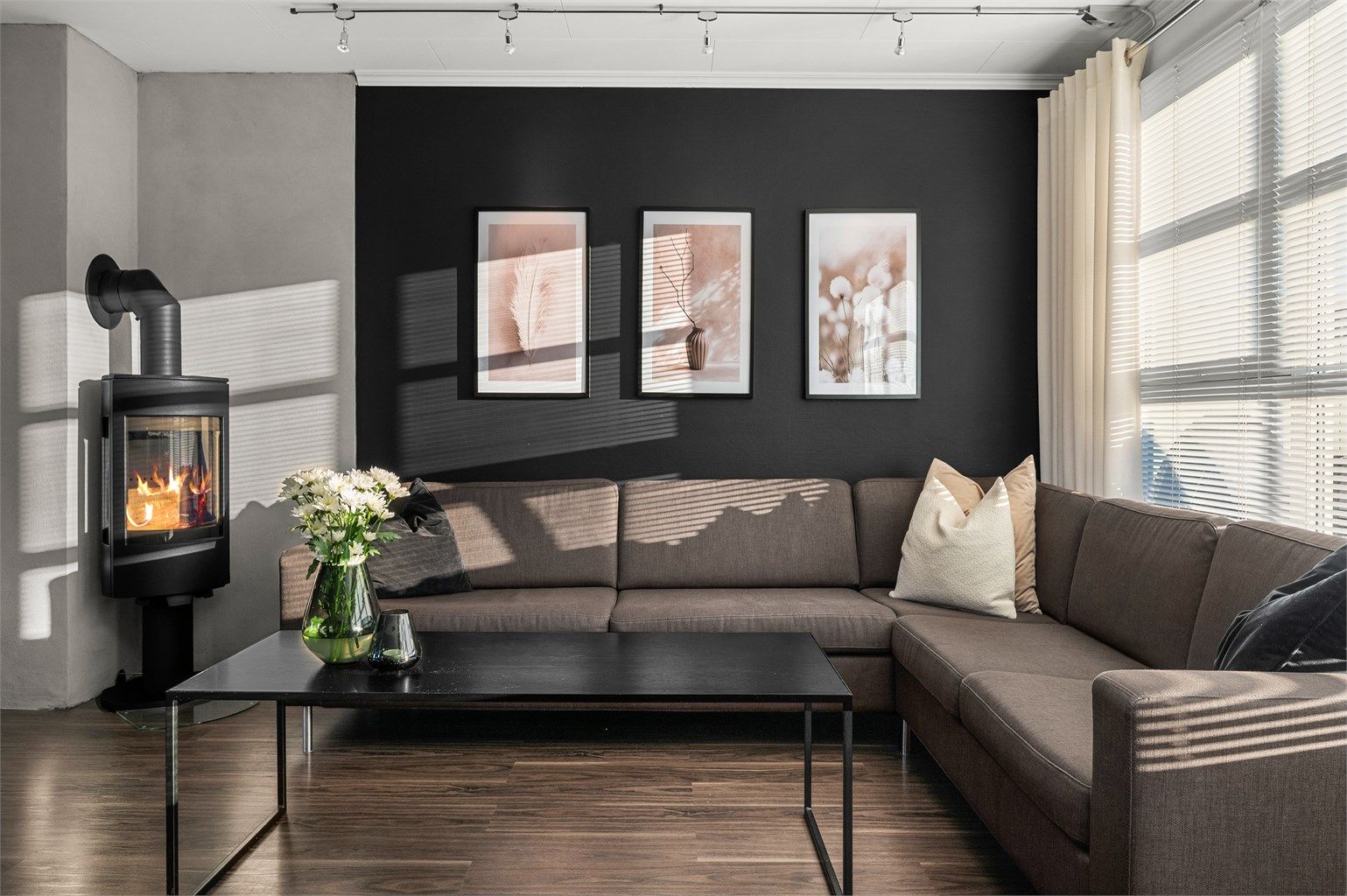 Stue- og kjøkkenarealet måler til sammen romslige 51,3 kvm og har gode møbleringsmuligheter. 