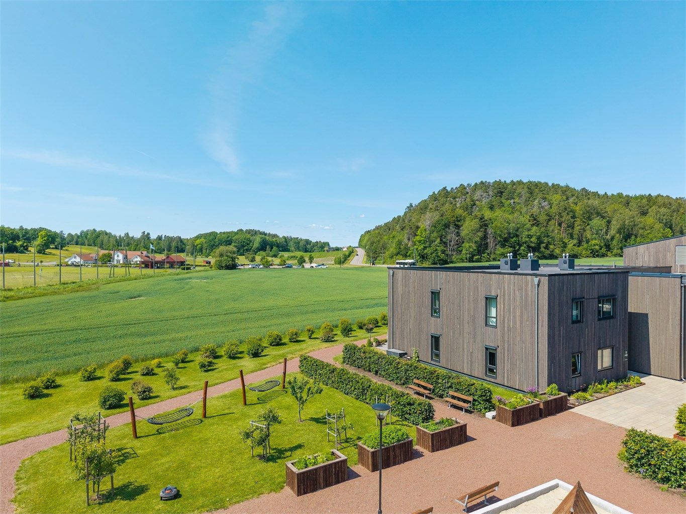 Leiligheten har alt på en flate og er gjennomgående i bygget. Leiligheten er beliggende i et rolig og privat hjørne av sameiet og har sol fra morgen til kveld