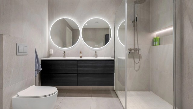 Pent flislagt bad på 8,5 kvm med gulvvarme og downlights i himling. Videre er badet innredet med dobbeltservant med speil og lys, dusjhjørne med regndusj og vegghengt toalett.