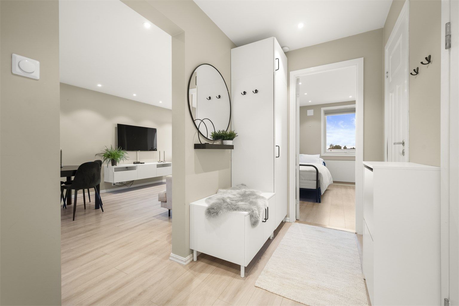 Velkommen inn! Leiligheten har gjennomgående enstavs laminatgulv og nedsenket himling med downlights. 