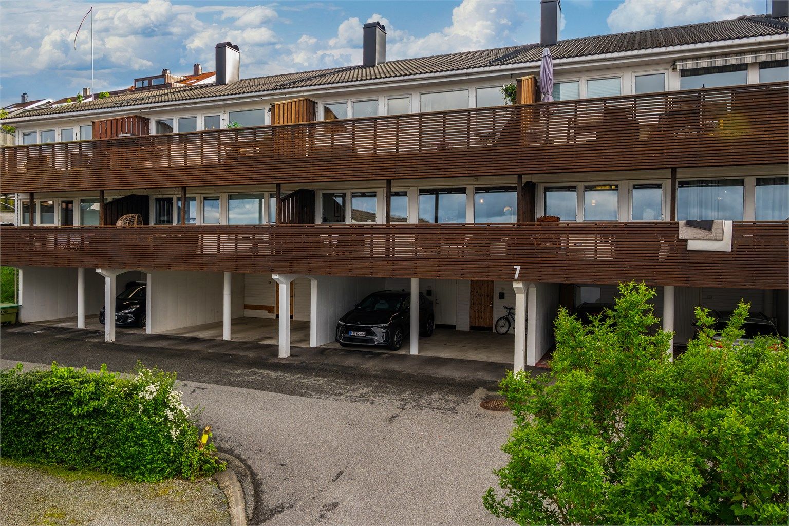 Leiligheten ligger i øverste etasje av bygget. 
Sameiet består av 14 enheter.
