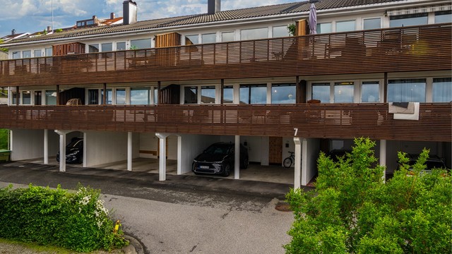 Leiligheten ligger i øverste etasje av bygget.
Sameiet består av 14 enheter.