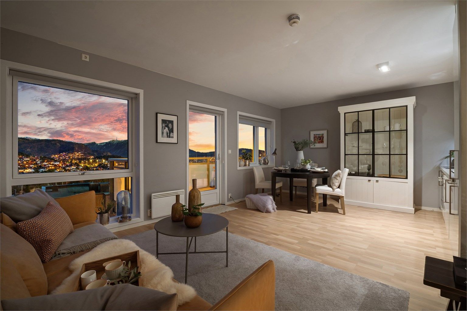 Leiligheten fremstår som meget innbydende med moderne fargevalg og fine løsninger. Balansert ventilasjon sørger for et godt inneklima. (Foto ved Stian Inderhaug)