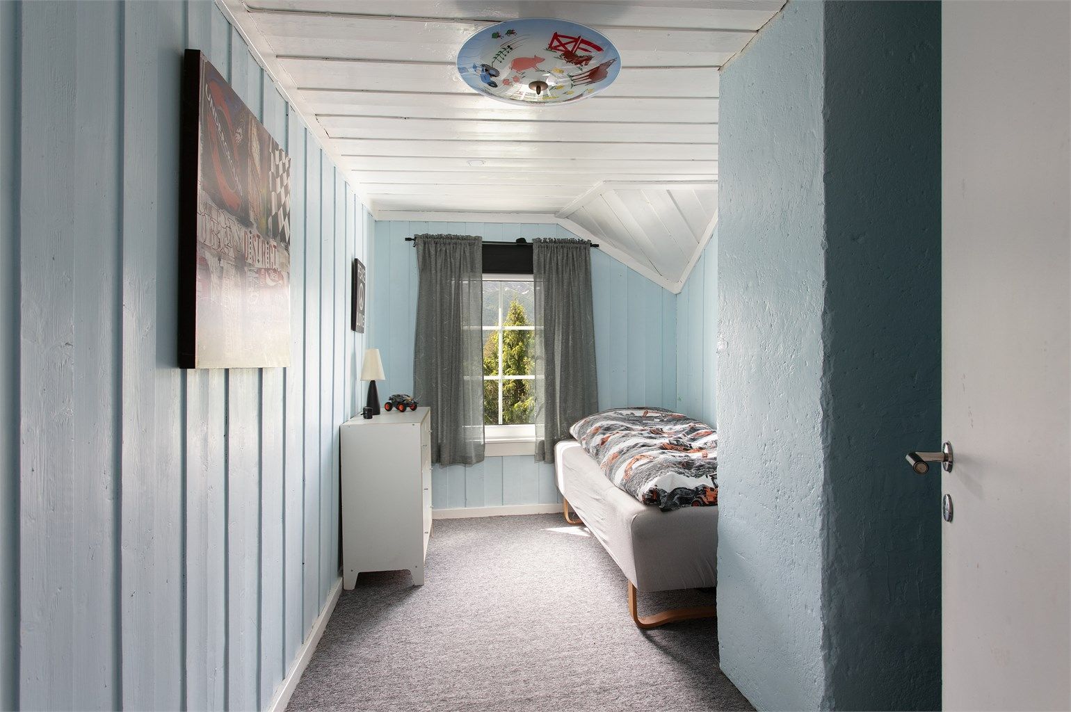 Rommet har plass til seng og oppbevaringsmøbler.