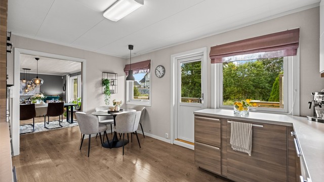 Fra kjøkkenet er det direkte utgang til den store terrassen