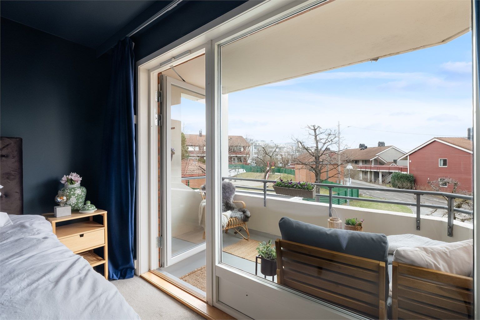 Fra soverommet er det utgang til leilighetens balkong.