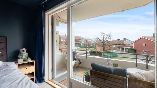 Fra soverommet er det utgang til leilighetens balkong.