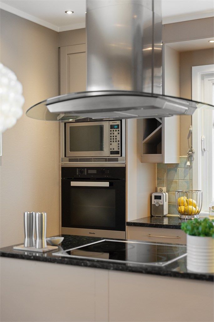 Integrerte hvitevarer som stekeovn og mikrobølgeovn er plassert i ergonomisk høyde.