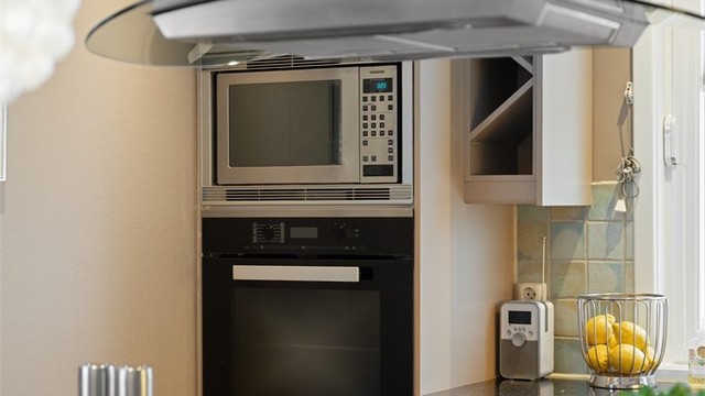 Integrerte hvitevarer som stekeovn og mikrobølgeovn er plassert i ergonomisk høyde.