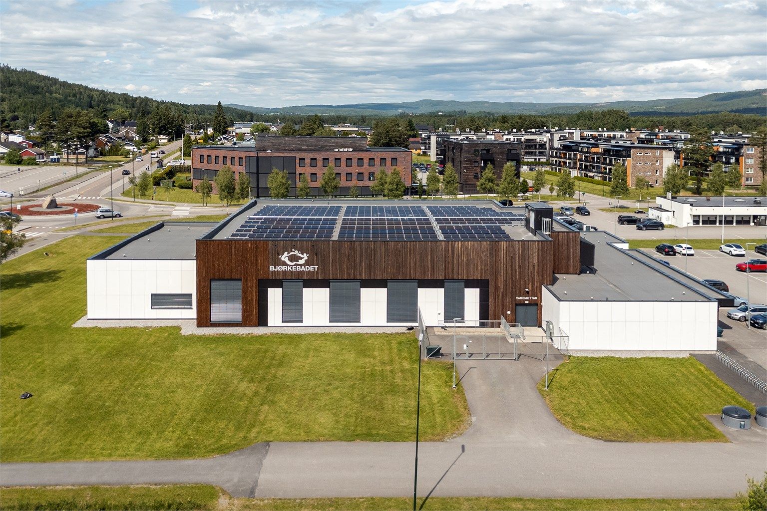 Nærområdet byr på flotte rekreasjonsmuligheter, inkludert det lokale badelandet.
