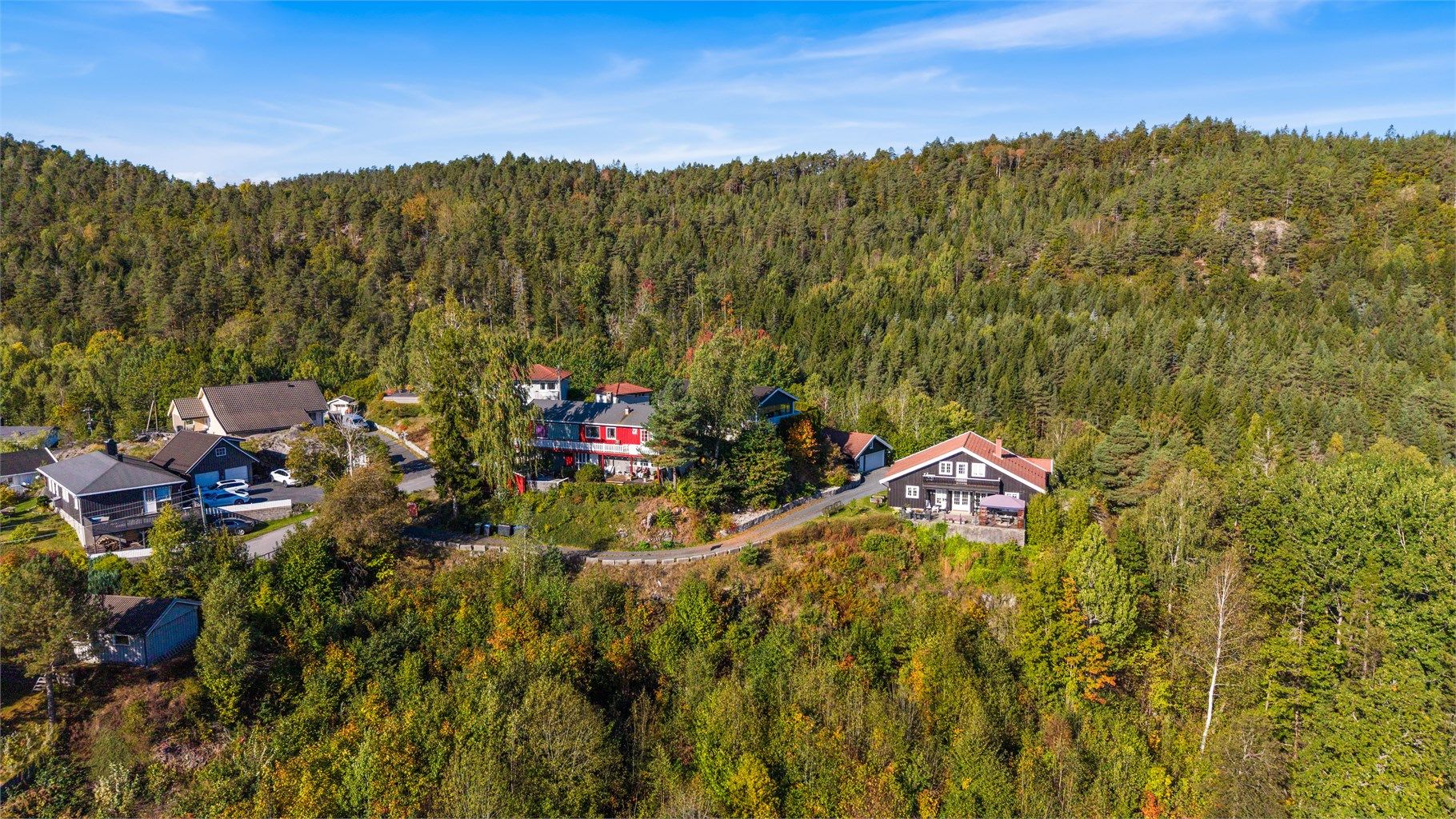 Boligene på Lauvåsen ligger tilbaketrukket med umiddelbar nærhet til skog og mark.