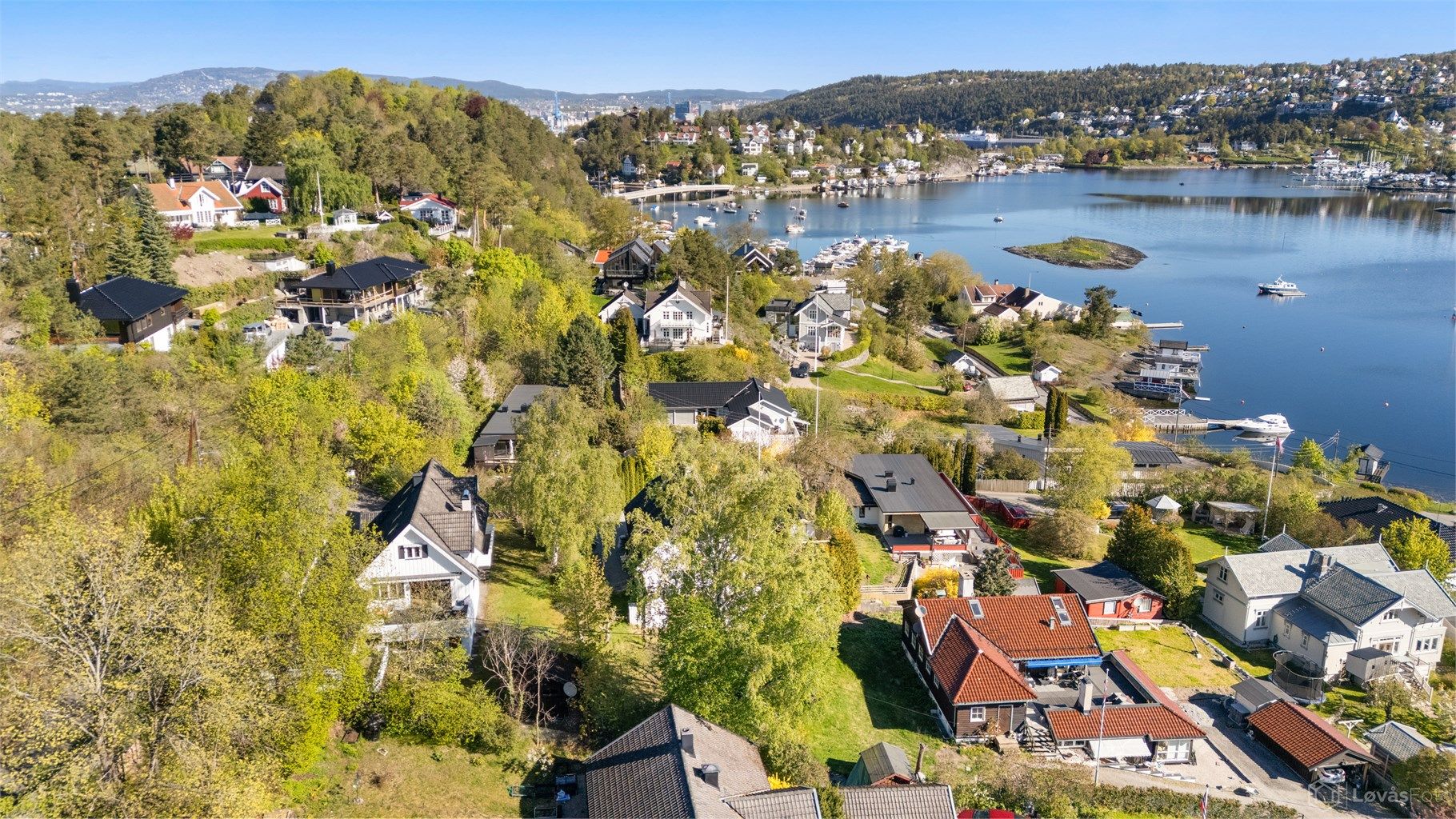 Nærområdet byr på gode bademuligheter og populære utfartssteder, særlig i sommerhalvåret. Samtidig oppleves Malmøya som rolig og skjermet, med lite gjennomgangstrafikk og et trygt nærmiljø