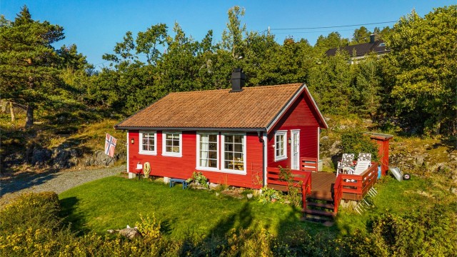 Eiendommen ligger usjenert og tilbaketrukket til, med gode solforhold.