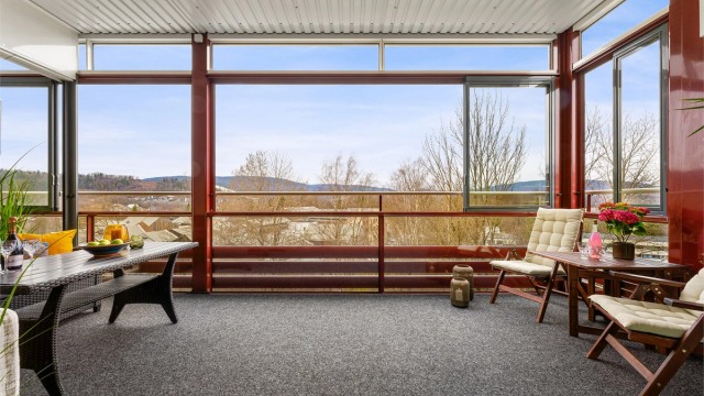 Den store, innglassede balkongen på 22 m² fungerer som en forlengelse av stuen store deler av året.