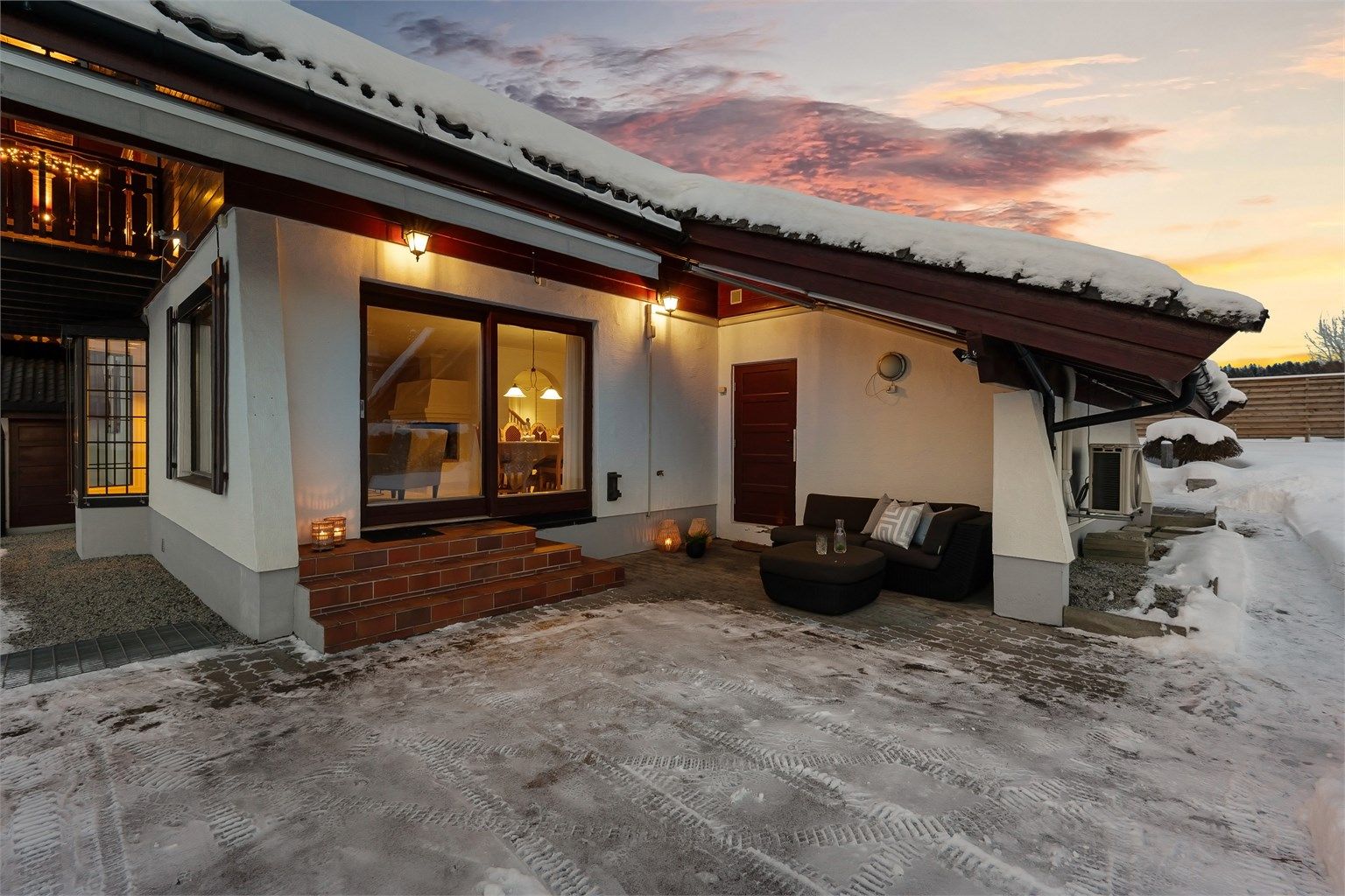 Uteplassen er utstyrt med markise og varmelampe.