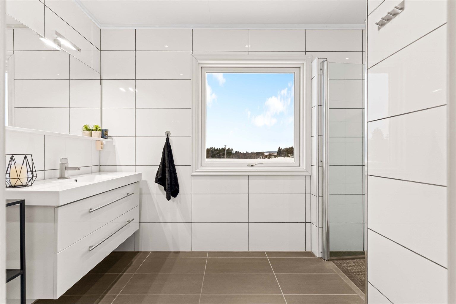 Romslig bad med elektriske varmekabler. Her er det elektriske varmekabler i gulvet.