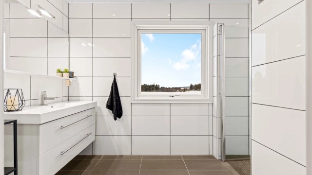 Romslig bad med elektriske varmekabler. Her er det elektriske varmekabler i gulvet.