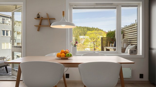 Plisségardiner er montert på vinduene og balkongdøren, og skjermer godt for solen på solfylte dager