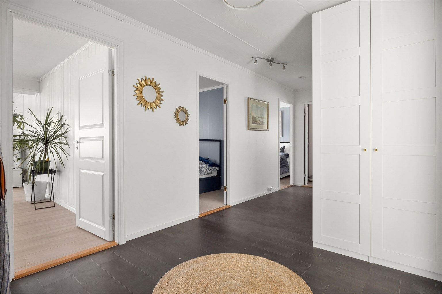 Romslig entré/gang med gardobeskap