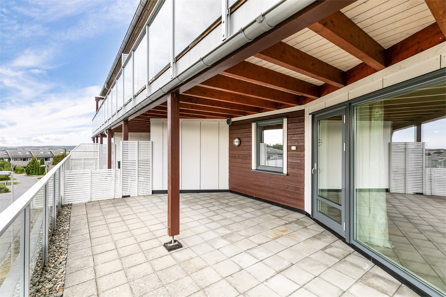 Sommerstid er det sol på terrassen fra morgen til ettermiddag. Rekkverk med glass ivaretar de gode solforholdene.