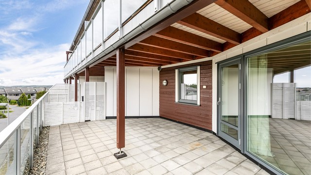 Sommerstid er det sol på terrassen fra morgen til ettermiddag. Rekkverk med glass ivaretar de gode solforholdene.