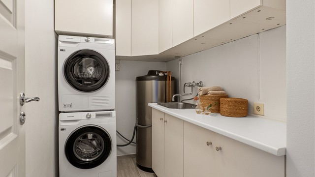 Eget separat vaskerom med opplegg for vaskemaskin og tørketrommel. Rommet har også godt med skap- og benkeplass samt utslagsvask